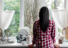 Miniatura: Babcia pocierała szybę w kuchni cebulą....