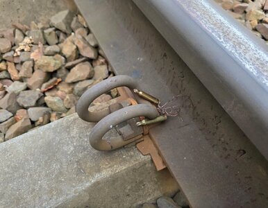 Miniatura: Ktoś podłożył naboje karabinowe na tory....