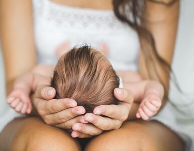 Jak pielęgnować skórę głowy i włosy niemowlęcia? Wskazówki trychologa