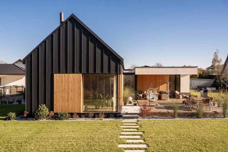 Atrium House, to prywatny azyl, w którym światło zostało podniesione do rangi głównego elementu kompozycyjnego, determinującego zarówno estetykę, jak i funkcjonalność. Projekt: pracownia MOKAA