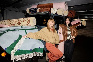 Malwina Konopacka przenosi swój charakterystyczny język form i koloru z ceramiki na ręcznie tuftowane dywany z kolekcji VOYAGE stworzonej dla Carpets & More 