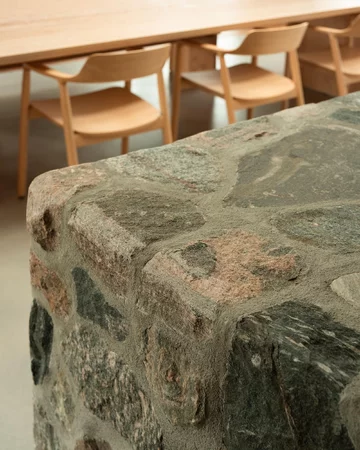 Każdy detal tego domu – od kamiennej wyspy po ręcznie wykonane balustrady – nawiązuje do krajobrazu skalistej wyspy w zatoce Georgian Bay, zacierając granicę między architekturą a naturą 