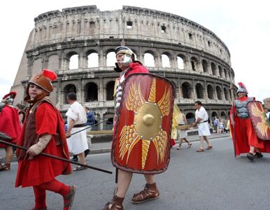 Miniatura: Pod Koloseum z policją biją się... rzymscy...