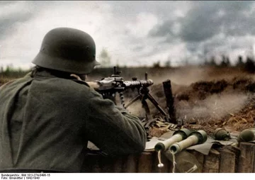 Front wschodni: żołnierz niemiecki wyposażony w karabin maszynowy MG-34 (1942 r.) bok niego leżą przygotowane do użycia granaty (1942 r.)
