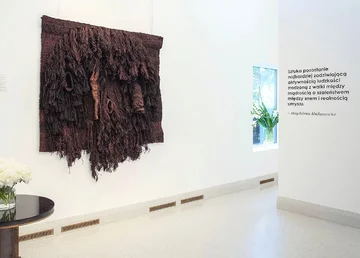 Prace Magdaleny Abakanowicz i Barbary Levittoux-Świderskiej pokazują, jak polska tkanina artystyczna stała się jednym z najważniejszych zjawisk światowej sztuki XX wieku 