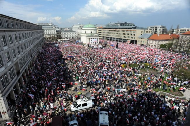 Liczba demonstrantów na warszawskim pl. Trzech Krzyży robiła wrażenie... (fot. PAP/Tomasz Gzell)