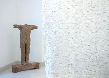 Prace Magdaleny Abakanowicz i Barbary Levittoux-Świderskiej pokazują, jak polska tkanina artystyczna stała się jednym z najważniejszych zjawisk światowej sztuki XX wieku 