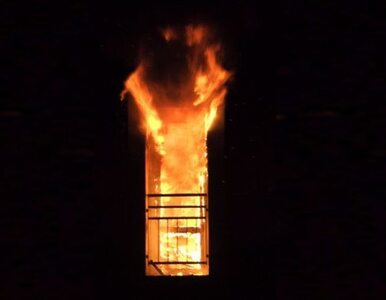 Miniatura: Pożar w warszawskiej kamienicy. Straż...