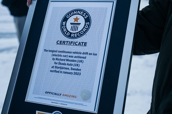 Rekord Guinnessa w drifcie na lodzie dla Skody Enyaq