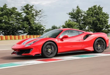 Ferrari 488 Pista Za fotelami kierowcy i pasażera mieści się silnik 3,9 o mocy 720 KM z turbodoładowaniem. To najmocniejsze V8 jakie kiedykolwiek zainstalowano w samochodzie z Maranello. Ma o 50 KM więcej niż model 488 GTB. 488 Pista rozpędza się do setki w czasie 2,85 s. 200 km/h osiąga po 7,6 s. Prędkość maksymalna to 340 km/h.