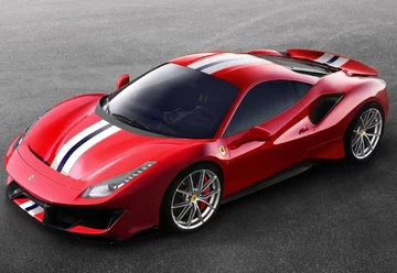 Ferrari 488 Pista Za fotelami kierowcy i pasażera mieści się silnik 3,9 o mocy 720 KM z turbodoładowaniem. To najmocniejsze V8 jakie kiedykolwiek zainstalowano w samochodzie z Maranello. Ma o 50 KM więcej niż model 488 GTB. 488 Pista rozpędza się do setki w czasie 2,85 s. 200 km/h osiąga po 7,6 s. Prędkość maksymalna to 340 km/h.