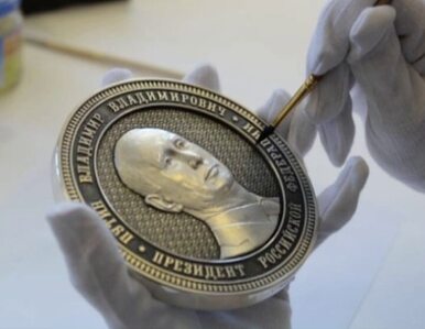 Miniatura: Putin uwieczniony na medalu. Wyraz...