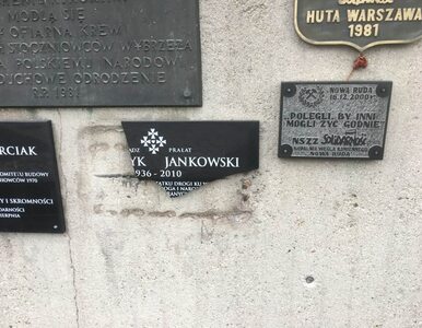 Miniatura: Zniszczono tablicę na murze Stoczni...