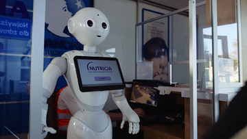 Robot wita gości na&nbsp;portierni Nutricia Zakład&oacute;w Produkcyjnych w&nbsp;Opolu