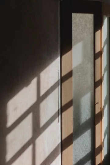 Śródziemnomorski klimat w pochmurnym Londynie, projekt Red Deer downloadfor.press, red deer