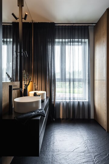 Projekt pracowni masz.design pokazuje, że ciemna kolorystyka, naturalne drewno i światło mogą stworzyć wnętrze pełne spokoju, elegancji i ponadczasowego charakteru 