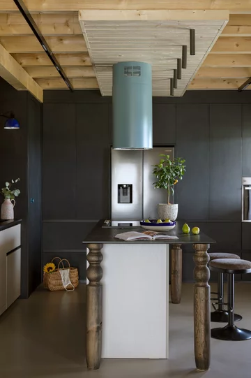 Współczesny dom na Kaszubach zaprojektowany przez Patrycję Majewicz – naturalne materiały, drewno i lokalne inspiracje tworzą spokojne, funkcjonalne wnętrze zakorzenione w krajobrazie 