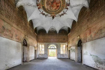 Wnętrze porzuconego budynku 