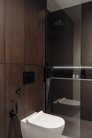 Elegancki apartament z kuchnią z ciemnego drewna, projekt Architektownia 