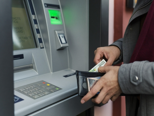 Nowe zabezpieczenia w bankomatach. Część urządzeń może zniknąć