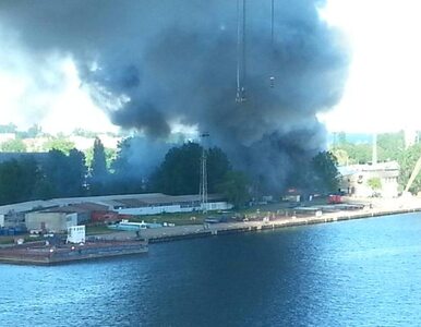 Miniatura: Pożar w hali stoczni w Gdyni ugaszony