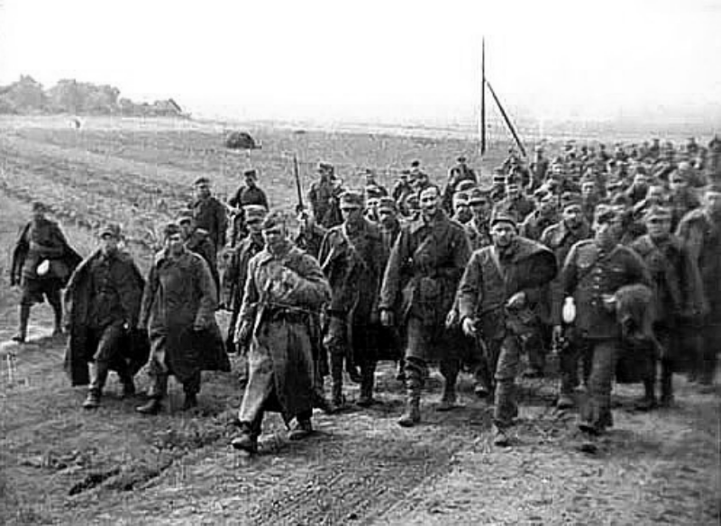 Polscy żołnierze – jeńcy wojenni konwojowani przez Armię Czerwoną do kolejowych punktów załadunku za granicą polsko-sowiecką 