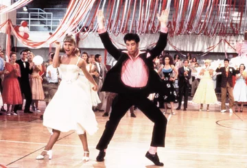 Olivia Newton-John u boku Johna Travolty w musicalu "Grease" 