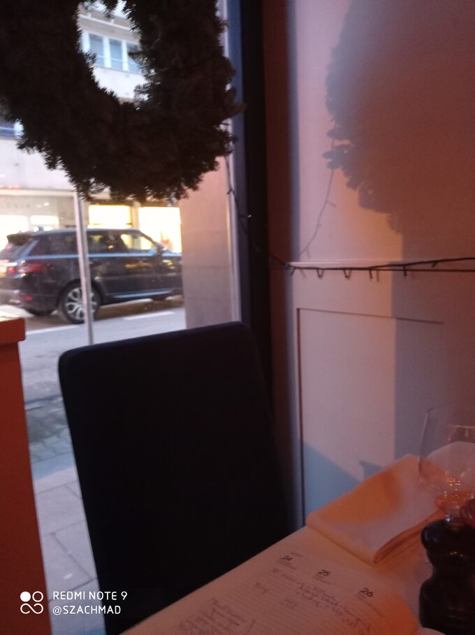 Widok przez okno restauracji działającej mimo obostrzeń