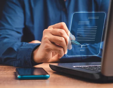 Miniatura: Elektroniczne umowy w natarciu. Ekspertka...