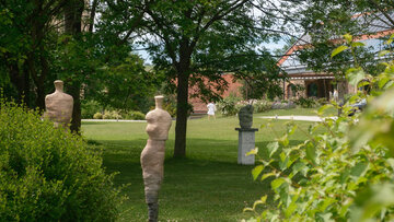 Sztuka wychodzi z&nbsp;wnętrz do&nbsp;ogrodu. Ceramiczne formy pojawiają się wśr&oacute;d zieleni i&nbsp;zabytkowej architektury Uroczyska Siedmiu Staw&oacute;w