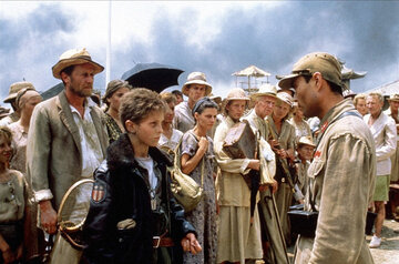 Kadr z&nbsp;filmu &bdquo;Imperium słońca&rdquo; / &bdquo;Empire of&nbsp;the&nbsp;Sun&rdquo; (1987)