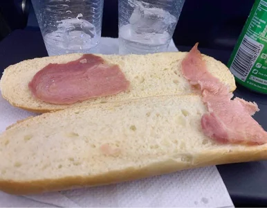 Miniatura: Kanapka zaserwowana w samolocie hitem...