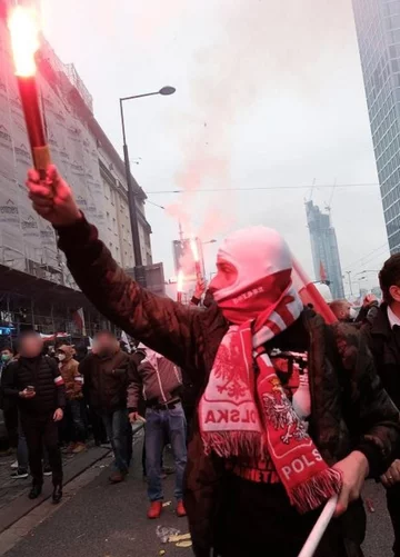 Marsz Niepodległości – zdjęcia policji. Znasz te osoby? Zgłoś się lub zadzwoń na policję 