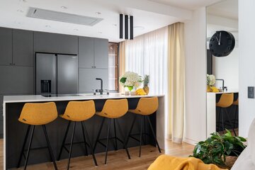 Dom architektki łączy naturalne materiały, sztukę, zieleń i&nbsp;wyraziste akcenty kolorystyczne, tworząc wnętrze dopasowane do&nbsp;codziennego życia mieszkańc&oacute;w