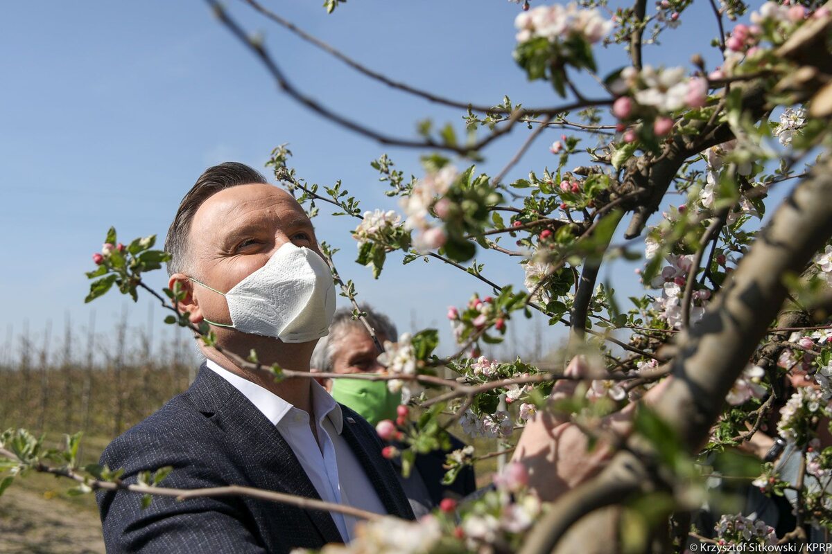 Prezydent Andrzej Duda w maseczce ochronnej 