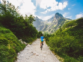 Miniatura: Szlaki w Tatrach dla rowerzystów. Turyści...