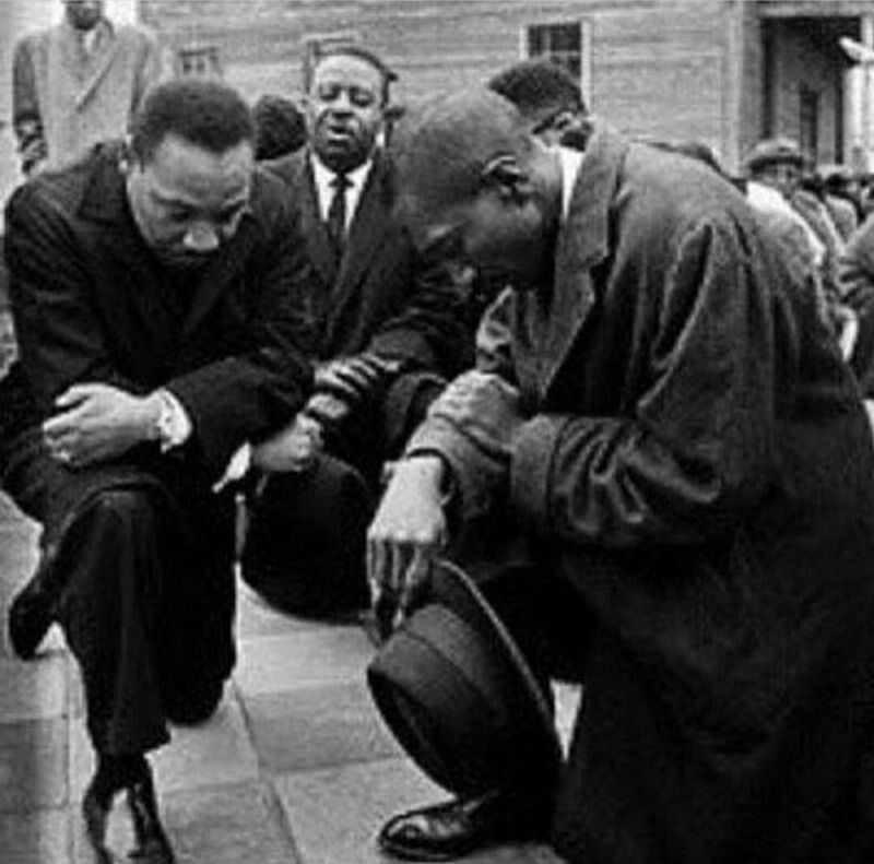 Inspiracja dla protestu #TakeaKnee - Klęczący Martin Luther King i działacze walczący o prawa Afroamerykanów 