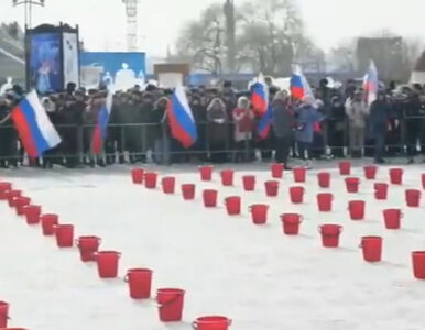 Miniatura: Setki Rosjan polewały się wodą w ramach...