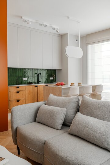 Projekt mieszkania na warszawskim Mokotowie autorstwa Deer Design to przykład spójnej aranżacji, w której funkcjonalność, kolor i jakość wykonania tworzą harmonijną, dopracowaną w każdym detalu przestrzeń do życia 