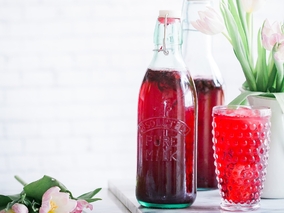 Przepis na ocet jabłkowy z malinami. Łagodzi ból gardła i jest smaczny