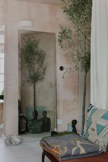 Śródziemnomorski klimat w pochmurnym Londynie, projekt Red Deer downloadfor.press, red deer