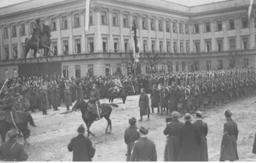 Marszałek Józef Piłsudski na Kasztance przyjmuje defiladę wojsk piechoty na placu Saskim w Warszawie Obchody Święta Niepodległości w 1926 roku