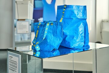 Dobrze zorganizowana przestrzeń może być jednocześnie uporządkowana, funkcjonalna i pełna przedmiotów, które nadają wnętrzu indywidualny charakter. IKEA pokazuje, jak znaleźć w domu miejsce zarówno na codzienne potrzeby, jak i rzeczy, które są ważne 