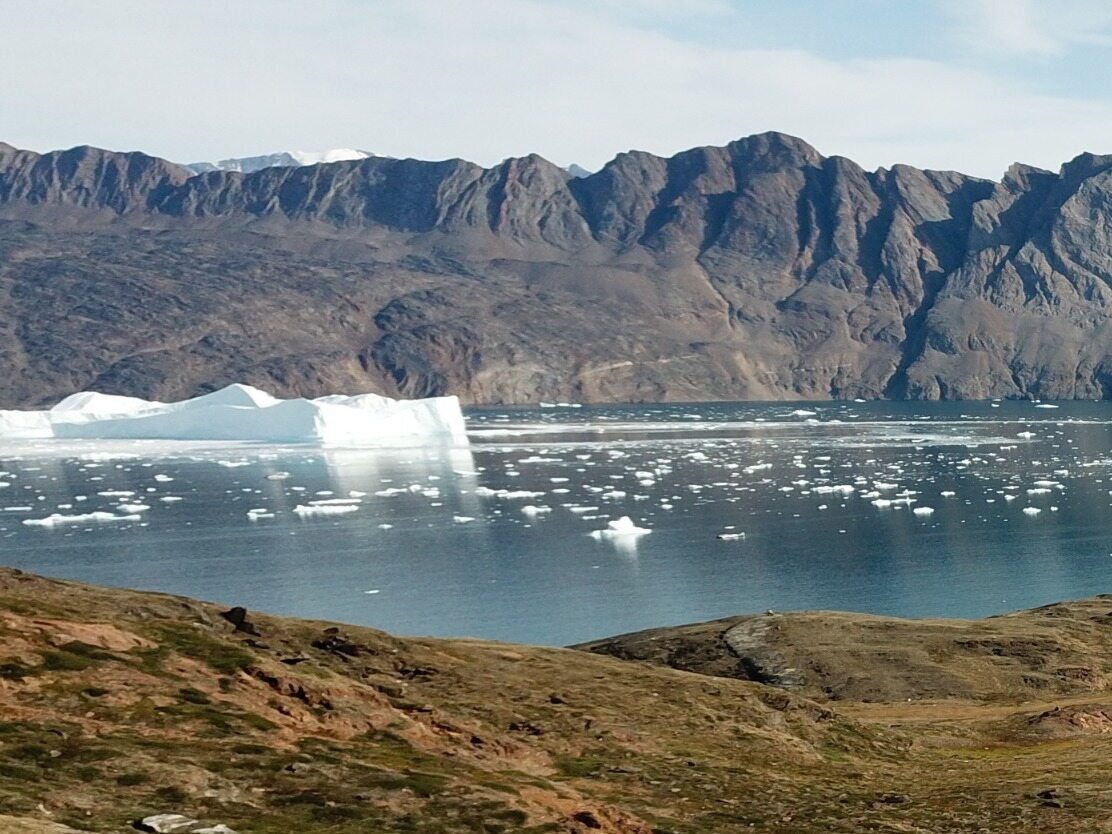 Fiordy Strome zbocza fiordów i potężne góry lodowe z cielących się lodowców – potencjalne źródła ekstremalnych fal na Grenlandii.