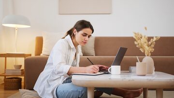Kobieta, siedząca przed komputerem, zdjęcie ilustracyjne
