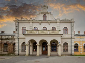 Miniatura: Piękny polski dworzec w ruinie. Mieszkańcy...