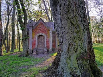 Park w Nakomiadach na Mazurach wiosną 