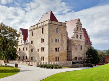 Zamek w&nbsp;Goli Dzierżoniowskiej w&nbsp;2013 roku, w&nbsp;trakcie odbudowy. Widoczna jest historyczna bryła renesansowego założenia, kt&oacute;rej przywr&oacute;cenie do&nbsp;obecnego kształtu było efektem wieloletnich prac