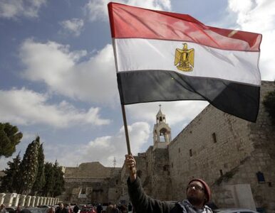 Miniatura: Egipska armia rozwiązała parlament i...