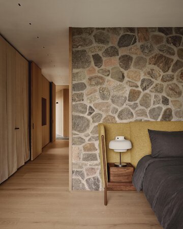 Każdy detal tego domu &ndash; od&nbsp;kamiennej wyspy po&nbsp;ręcznie wykonane balustrady &ndash; nawiązuje do&nbsp;krajobrazu skalistej wyspy w&nbsp;zatoce Georgian Bay, zacierając granicę między architekturą a&nbsp;naturą